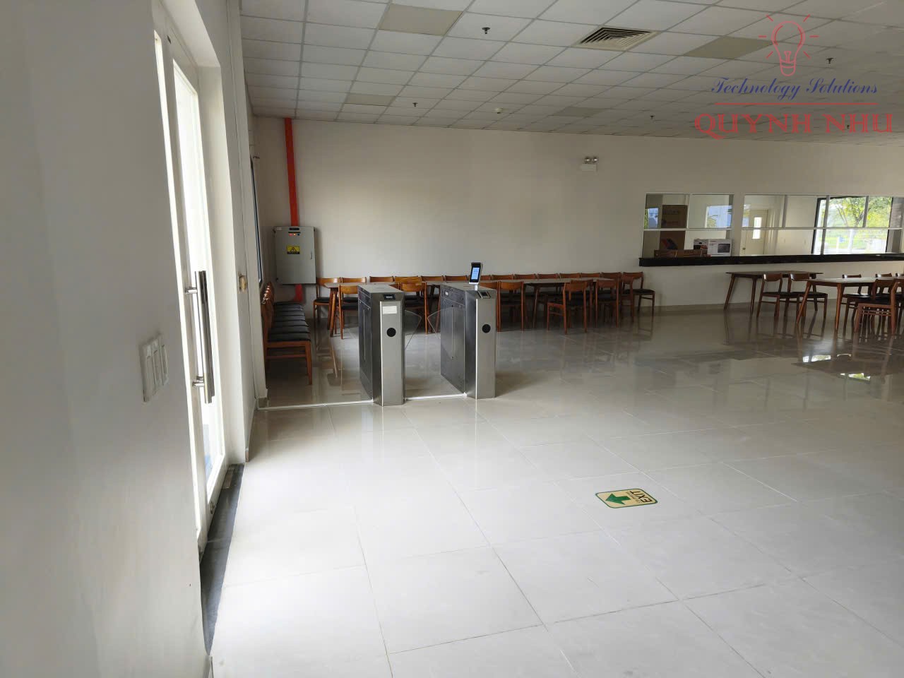 Tổng thể khu vực sảnh chính lắp đặt hệ thống Cổng kiểm soát phân làn lối đi bộ Flap Barrier Gate.
