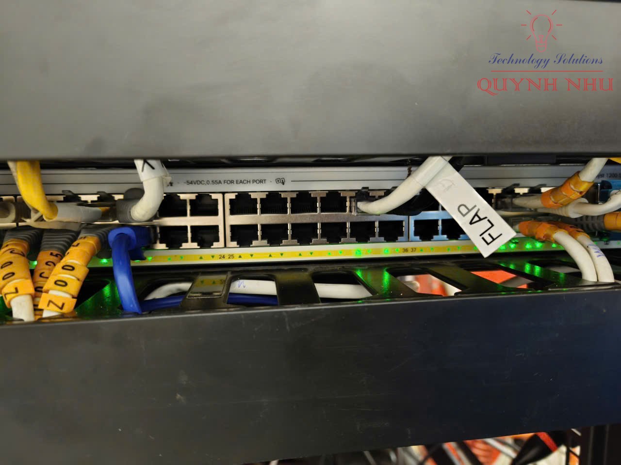 Cận cảnh làn Cổng Flap Barrier với đèn LED xanh hướng dẫn di chuyển trực quan.