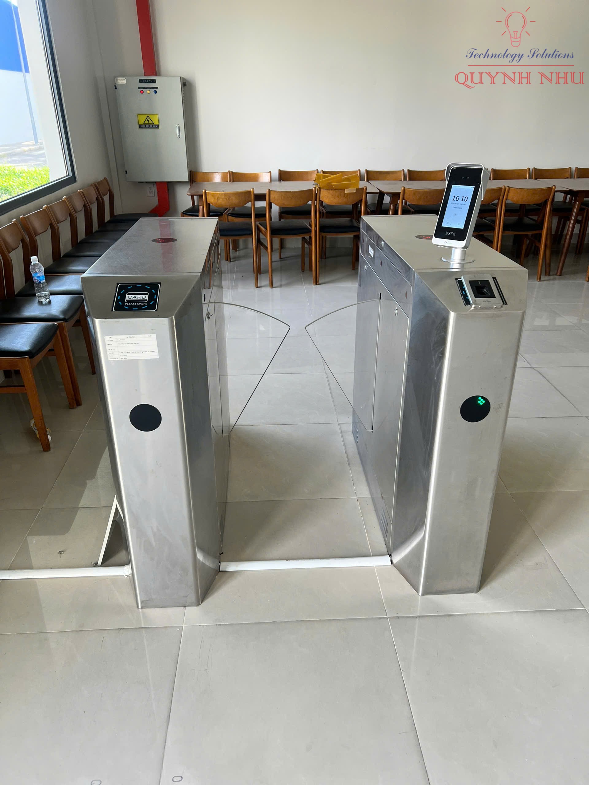 KTV Quỳnh Như Solutions kiểm tra bo mạch điều khiển và đi dây tín hiệu bên trong thân cổng.
