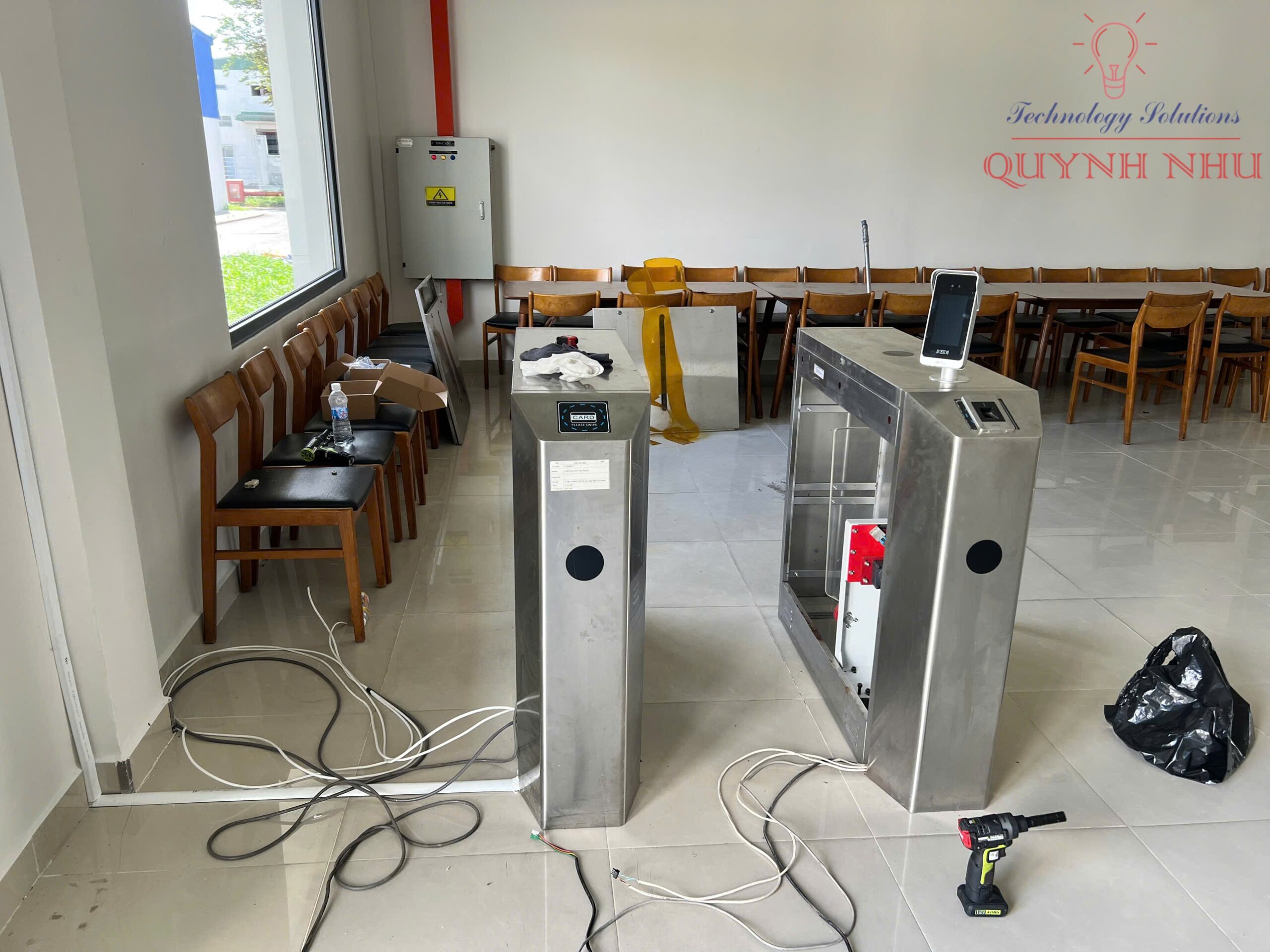 Đèn LED tín hiệu mũi tên xanh thông báo làn đường sẵn sàng cho người đi qua.
