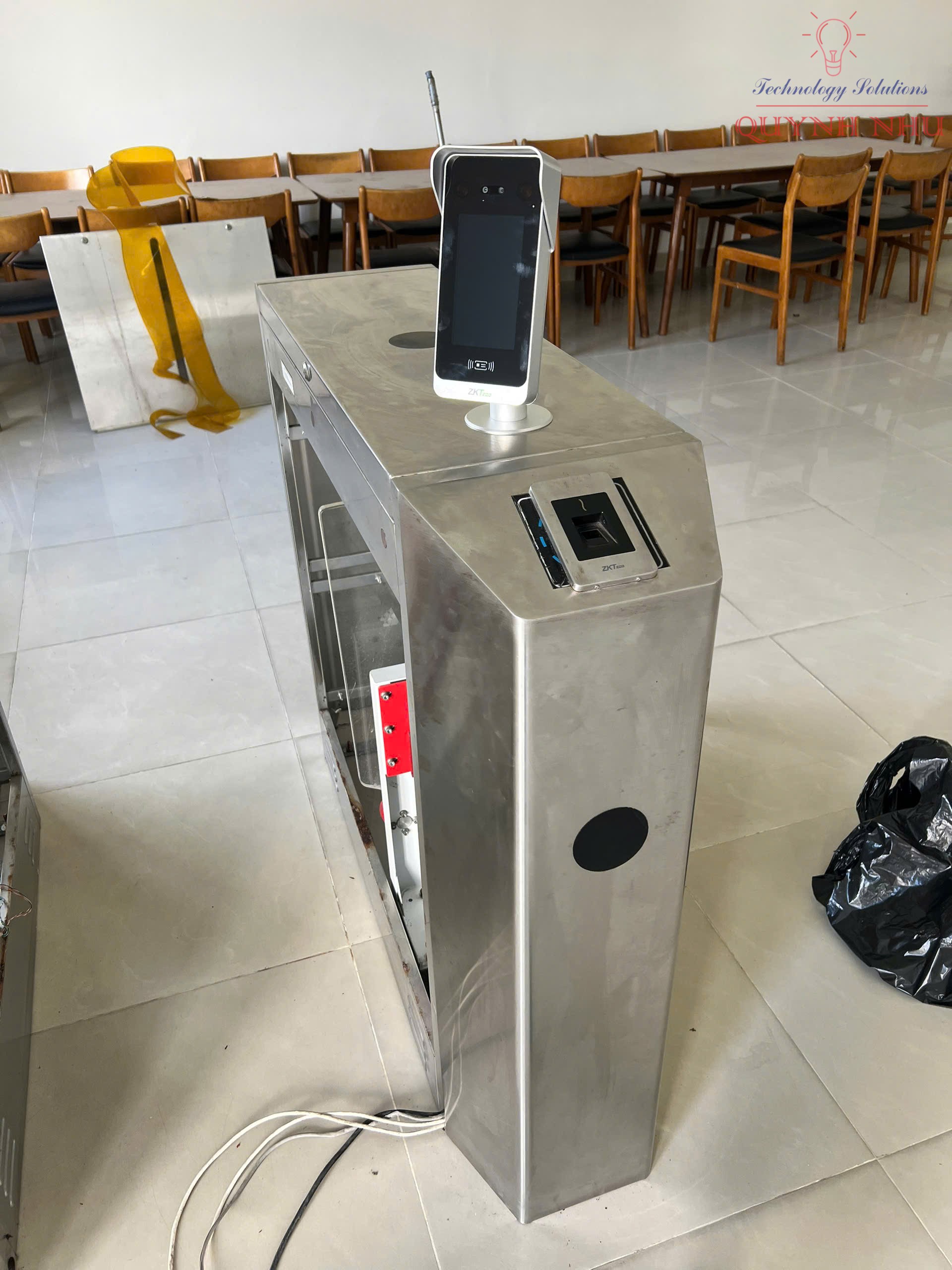 Góc quay bao quát hệ thống Cổng Flap Barrier đảm bảo an ninh lối vào sảnh công ty.