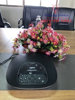 Cận cảnh loa speakerphone Logitech Group đặt giữa bàn họp.